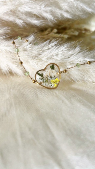 Bransoletka serce z kwiatami – gipsówka, dzika marchew i zielony turmalin