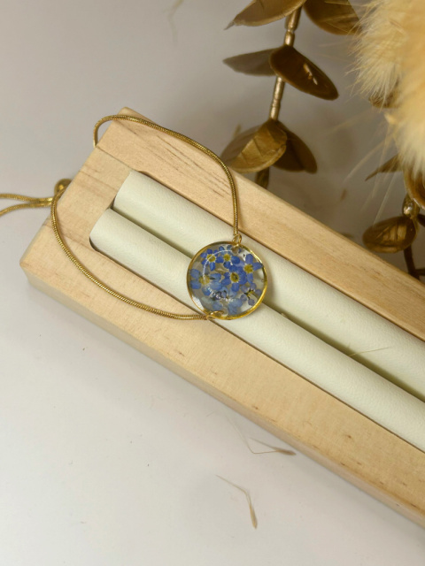 Bransoletka z niezapominajkami zatopionymi w żywicy na złotym regulowanym łańcuszku – biżuteria handmade ze stali chirurgicznej