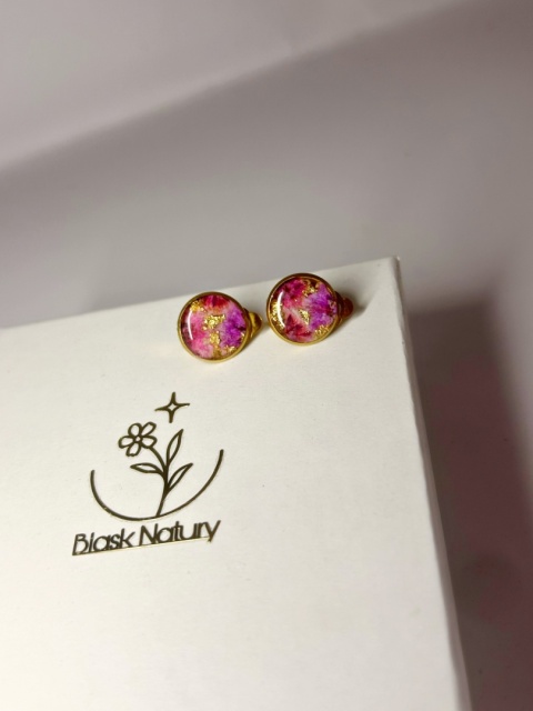 Złote klipsy handmade z żywicy z różowymi kwiatami – biżuteria artystyczna Złote klipsy handmade z żywicy z różowymi kwiatami – biżuteria artystyczna