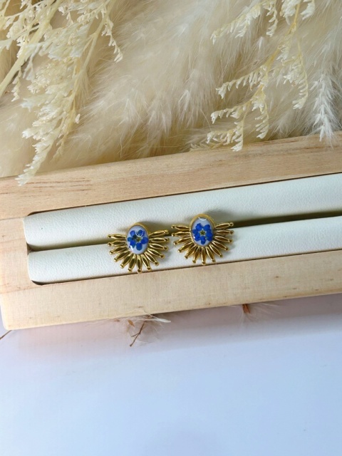 Kolczyki handmade z prawdziwym kwiatem niezapominajki Kolczyki handmade z prawdziwym kwiatem niezapominajki