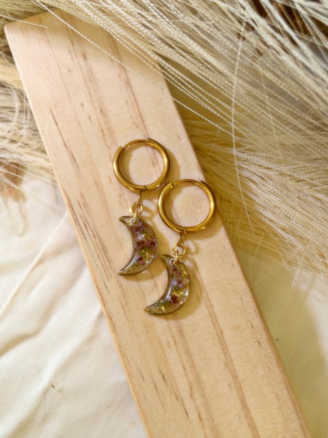 Kolczyki księżyc z prawdziwymi wrzosami zatopionymi w żywicy jubilerskiej