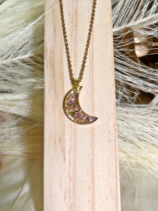 Kolekcja Jesienna - Naszyjnik księżyc z wrzosami – biżuteria z żywicy z naturalnymi kwiatami