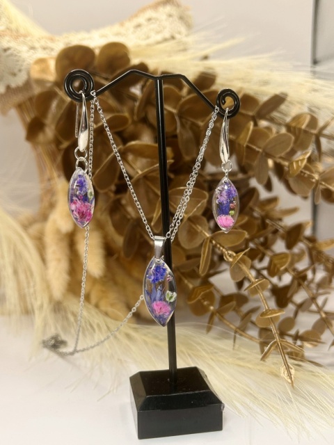 Biżuteria handmade z zatopionymi kwiatami – komplet kolczyków i wisiorka z żywicy epoksydowej i roślinami Biżuteria handmade z zatopionymi kwiatami – komplet kolczyków i wisiorka z żywicy epoksydowej i roślinami