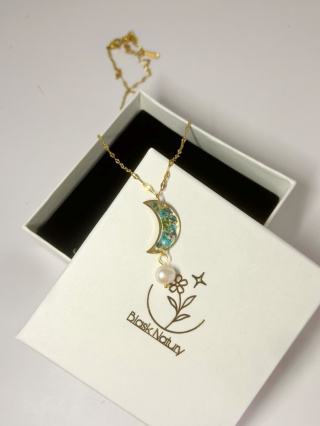 🌙 Naszyjnik z Księżycem, Kwiatami i Perłą – Biżuteria z Żywicy Handmade | Blask Natury 🌿