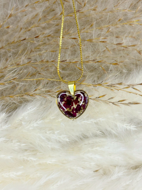 Naszyjnik handmade z żywicy w kształcie serca, z pokruszonymi płatkami róży i delikatnymi złotymi akcentami, na pozłacanym łańcuszku. Naszyjnik handmade z żywicy w kształcie serca, z pokruszonymi płatkami róży i delikatnymi złotymi akcentami, na pozłacanym łańcuszku.