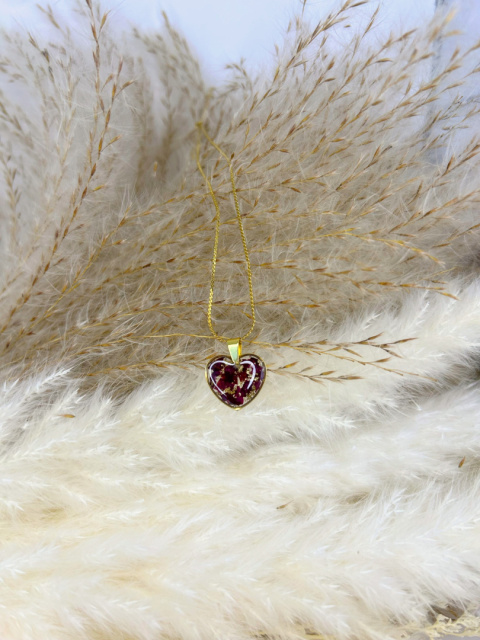 Naszyjnik handmade z żywicy w kształcie serca, z pokruszonymi płatkami róży i delikatnymi złotymi akcentami, na pozłacanym łańcuszku. Naszyjnik handmade z żywicy w kształcie serca, z pokruszonymi płatkami róży i delikatnymi złotymi akcentami, na pozłacanym łańcuszku.