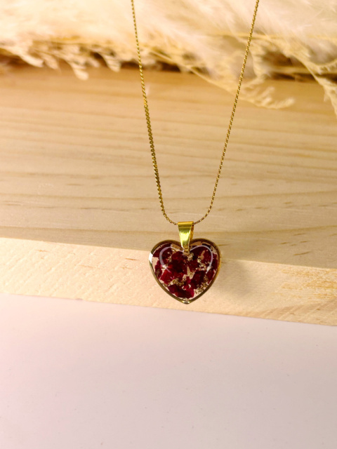 Naszyjnik handmade z żywicy w kształcie serca, z pokruszonymi płatkami róży i delikatnymi złotymi akcentami, na pozłacanym łańcuszku. Naszyjnik handmade z żywicy w kształcie serca, z pokruszonymi płatkami róży i delikatnymi złotymi akcentami, na pozłacanym łańcuszku.