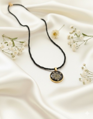 Naszyjnik ze spinelem i kwiatem – biżuteria handmade z magią natury