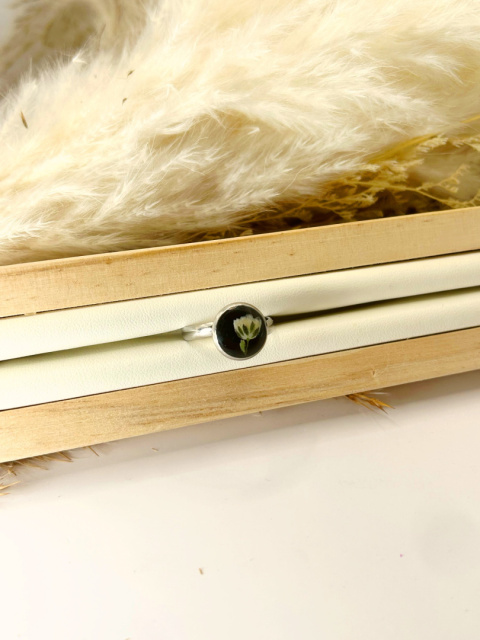 Regulowany pierścionek z białą gipsówką na czarnym tle handmade biżuteria z żywicy Regulowany pierścionek z białą gipsówką na czarnym tle handmade biżuteria z żywicy