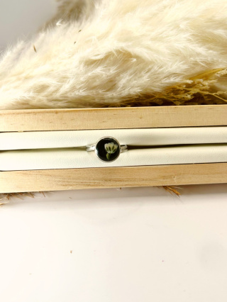 Pierścionek z białą gipsówką handmade – czarne tło, srebrna obrączka