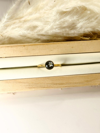 Pierścionek z dziką marchwią na czarnym tle – handmade, pozłacany