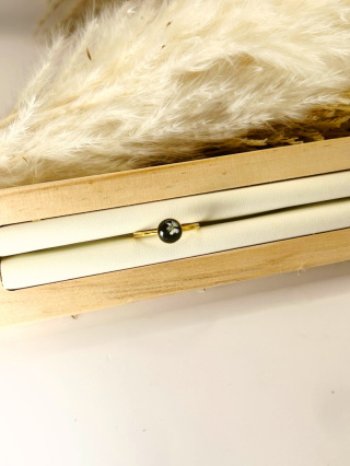 Pierścionek z dziką marchwią na czarnym tle – handmade, pozłacany