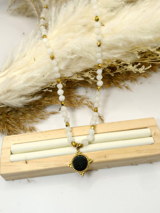 Naszyjnik z kamieniem księżycowym, złotym hematytem i zawieszką z czarnego onyksu – biżuteria handmade Blask Natury