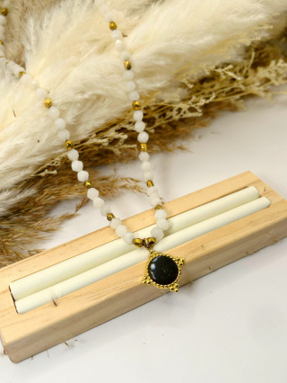 Naszyjnik z kamieniem księżycowym, złotym hematytem i zawieszką z czarnego onyksu – biżuteria handmade Blask Natury