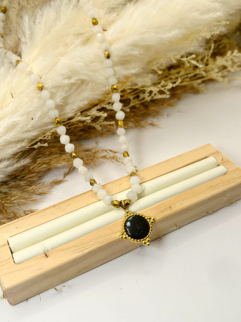 Naszyjnik ręcznie robiony z kamieniem księżycowym, złotym hematytem i zawieszką z czarnego onyksu – biżuteria handmade Blask Natury Naszyjnik ręcznie robiony z kamieniem księżycowym, złotym hematytem i zawieszką z czarnego onyksu – biżuteria handmade Blask Natury