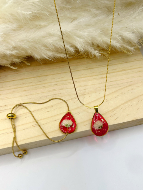 Komplet biżuterii handmade – naszyjnik i regulowana bransoletka z żywicy epoksydowej, zawieszki w kształcie kropli z czerwonym tłem, zatopionym białym kwiatem gipsówki i subtelnymi płatkami złota. Komplet biżuterii handmade – naszyjnik i regulowana bransoletka z żywicy epoksydowej, zawieszki w kształcie kropli z czerwonym tłem, zatopionym białym kwiatem gipsówki i subtelnymi płatkami złota.