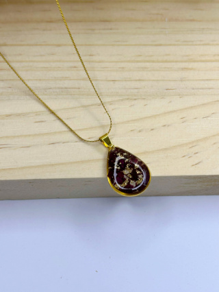 Naszyjnik handmade z żywicy – płatki róży i złoto w kropli