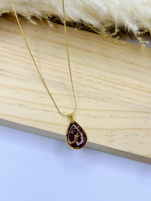 Naszyjnik handmade z żywicy epoksydowej w kształcie kropli, zatopione pokruszone płatki róży i subtelne złote płatki, zawieszony na pozłacanym łańcuszku. Naszyjnik handmade z żywicy epoksydowej w kształcie kropli, zatopione pokruszone płatki róży i subtelne złote płatki, zawieszony na pozłacanym łańcuszku.