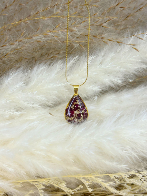 Naszyjnik handmade z żywicy epoksydowej w kształcie kropli, zatopione pokruszone płatki róży i subtelne złote płatki, zawieszony na pozłacanym łańcuszku. Naszyjnik handmade z żywicy epoksydowej w kształcie kropli, zatopione pokruszone płatki róży i subtelne złote płatki, zawieszony na pozłacanym łańcuszku.
