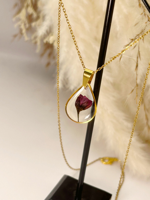 Ręcznie robiony naszyjnik z żywicy z zatopioną różą na pozłacanym łańcuszku – biżuteria handmade marki Blask Natury