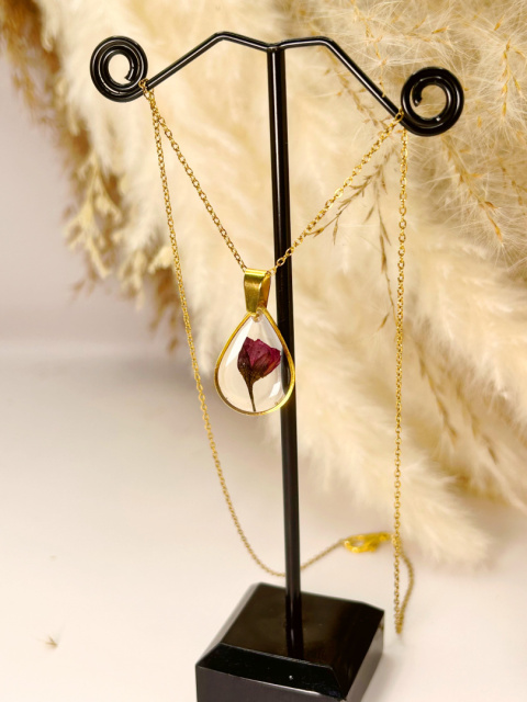 Ręcznie robiony naszyjnik z żywicy z zatopioną różą na pozłacanym łańcuszku – biżuteria handmade marki Blask Natury