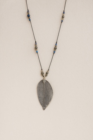🍃 Naszyjnik z galwanizowanym liściem i kamieniami naturalnymi – lapis lazuli & labradoryt 🍃