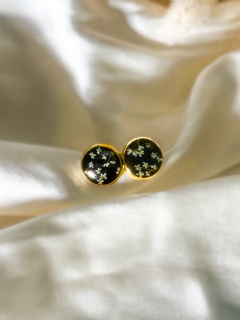 Kolczyki wkrętki z żywicy z prawdziwymi kwiatami dzikiej marchwi