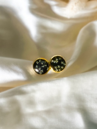 Ręcznie robione kolczyki wkrętki z prawdziwymi kwiatami dzikiej marchwi