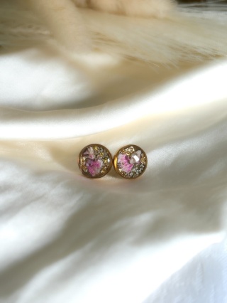 Kolczyki wkrętki z gipsówką i dziką marchwią – biżuteria handmade z kwiatami