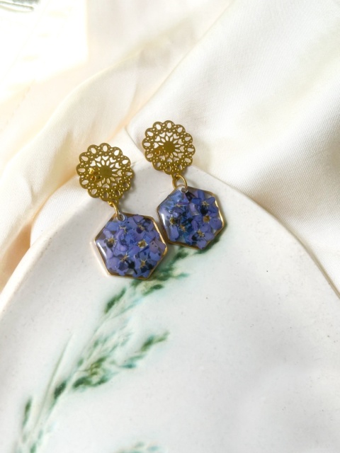 Złote kolczyki handmade z niezapominajkami