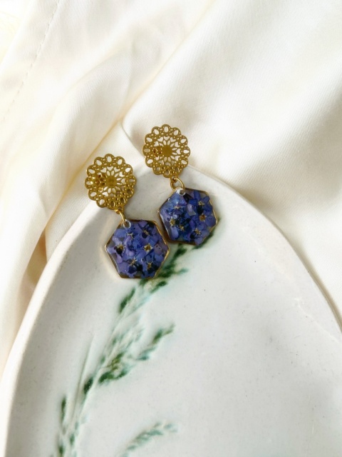 Ręcznie robione kolczyki z kwiatami w żywicy