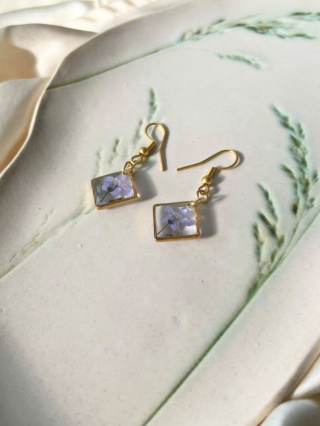 Kolczyki z niezapominajkami w złotej oprawie 🌿 Biżuteria pełna uczuć i natury