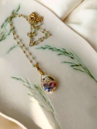 Naszyjnik z niezapominajką i zielonym turmalinem