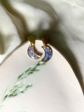 Kolczyki wiszące z niezapominajkami w kształcie księżyca