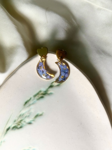 kolczyki księżyce z niezapominajkami w żywicy