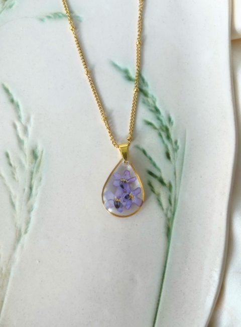 naszyjnik z niezapominajkami w kropli żywicy