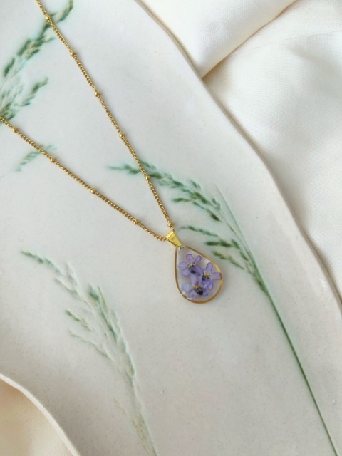 wisiorek z żywicy z błękitnymi niezapominajkami