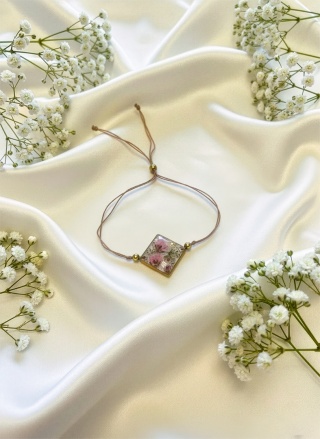 Bransoletka z kwiatami na jedwabnym sznurku z regulacją