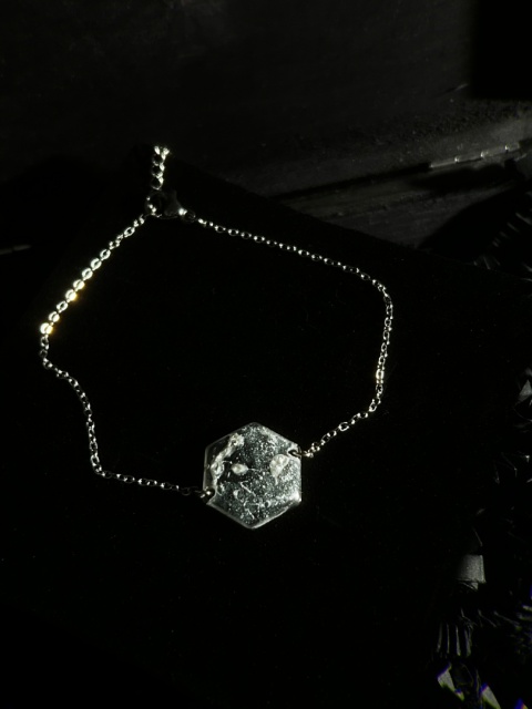 Bransoletka “Noir Galaxy” – stal chirurgiczna i żywica epoksydowa w kosmicznym, minimalistycznym wydaniu