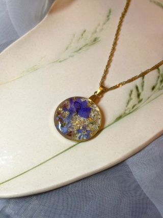 Naszyjnik z prawdziwymi suszonymi kwiatami zatopionymi w żywicy