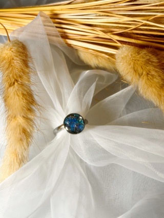 Regulowany pierścionek z niebieskimi gipsówkami – posrebrzany, ręcznie robiony