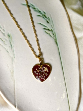 Naszyjnik „Świąteczne Serduszko” – ręcznie robiona biżuteria z żywicy z kwiatami