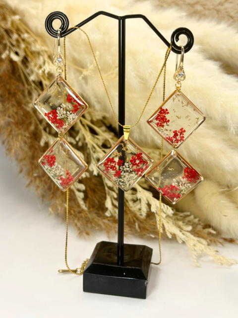 Złoty zestaw biżuterii handmade z żywicy – naszyjnik i kolczyki z naturalnymi suszonymi kwiatami dzikiej marchwi, eleganckie i unikalne dodatki z żywicy i stali chirurgicznej Złoty zestaw biżuterii handmade z żywicy – naszyjnik i kolczyki z naturalnymi suszonymi kwiatami dzikiej marchwi, eleganckie i unikalne dodatki z żywicy i stali chirurgicznej
